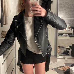 Skinnjacka  - Svin snygg skinnjacka från Nelly, endast använd 2 gånger då jag har en liknande. Så inga skador eller liknande (nyskick)