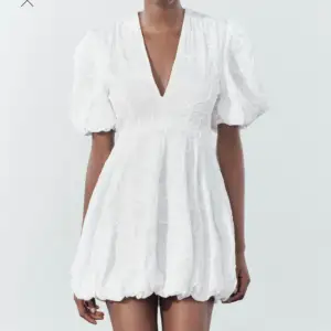 Säljer denna fina klänning i S! Perfekt till student, konfirmation eller sommaren och helt slutsåld på hemsidan. Nyskick med lapparna kvar. Köp direkt för 1000 kr💗
