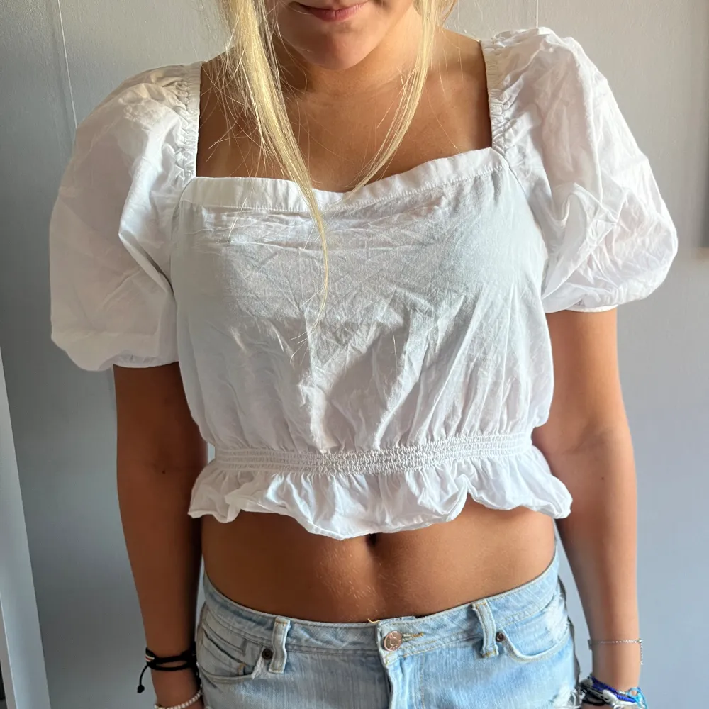 En kritvit topp som även är justerbar till off shoulder, eller så kan man ha den som på bilden! . Yläosat.