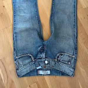 Vintage jeans, Superfint skick inte slitna någonstans, tåligt jeanstyg. De är väldigt små i storleken skulle säga att de sitter som en W 26 Midjemått: 37 cm (rakt över) innerbenslängd: 80 cm