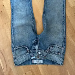 Vintage jeans, Superfint skick inte slitna någonstans, tåligt jeanstyg. De är väldigt små i storleken skulle säga att de sitter som en W 26 Midjemått: 37 cm (rakt över) innerbenslängd: 80 cm