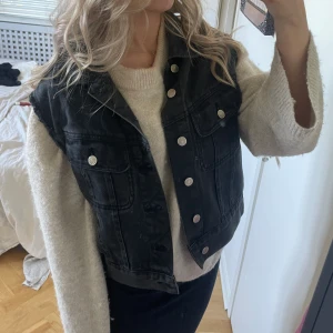 Jeans väst - Jätte snygg svart jeans väst i bra skick🙌🏻