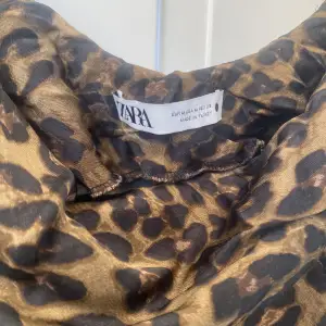Leopard klänning från Zara som jag aldrig har använt, köpte den dock på Vinted. Trotts det har den inga synliga tecken på användning. Den har justerbara axelband!