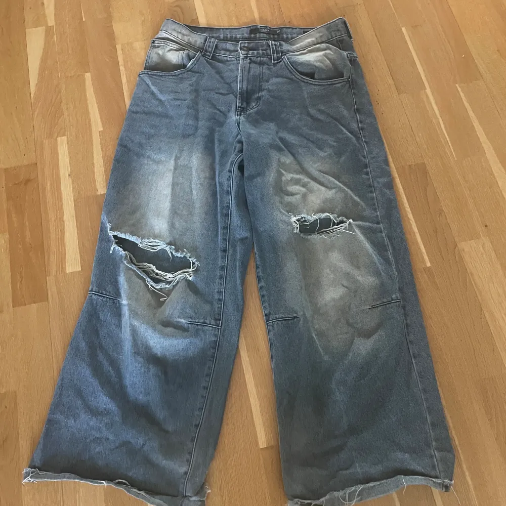 Baggy jaded london jeans med hål, sjuka brallor men behöver sälja för para💯💯🙏. Jeans & Byxor.