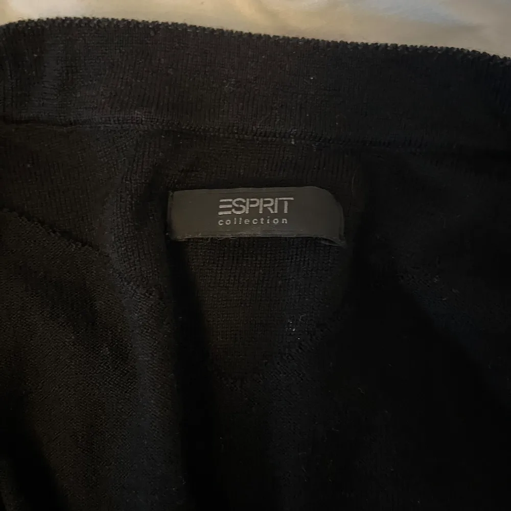 Säljer denna stickade ulltröjan från Esprit! Storlek L på lappen men skulle säga att den sitter mer som M. Stickat.