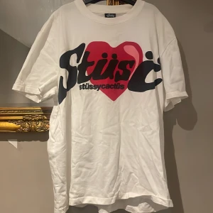 STUSSY X CPFM HEART T-SHIRT - Endast använd en gång i mycket fin skick. 