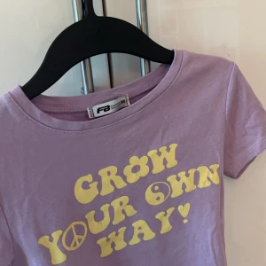 Crop top  - Bra skick, trycket är lite sträckigt ( se bild 4) köpt för cirka 89 eller mer. Säljer för 35kr+frakt 🚚. Storlek xs.