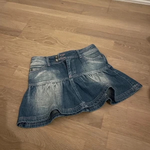 Low waist volang jeanskjol  - Jätte snygg low waist volang jeanskjol 