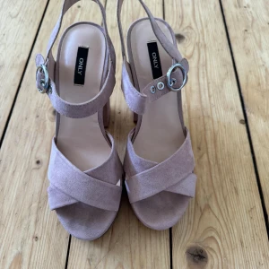 Klackskor - Klackskor i storlek 38, fint skick men finns lite märken på insida av vänster sko. Inget man tänker på dock.