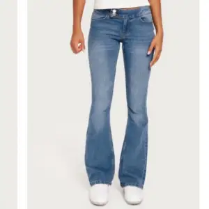 LÅNAD BILD!!! Blåa lågmidjade jeans från Vero Moda, helt nyköpta & aldrig använda med prislapp kvar💕 Storlek M/34