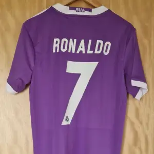 En av fotbollshistoriens absolut vackraste tröjor. Från tiderna när Real Madrid var som allra bäst och ”noodle hair Ronaldo” hade show på kanten. Detta är en helt oanvänd tröja i storlek S. Kom med bud så kan vi diskutera pris.