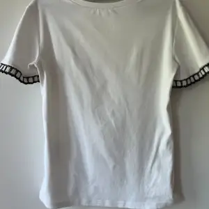Säljer denna vita T-shirt från Zara i storlek M, men passar S💕💕