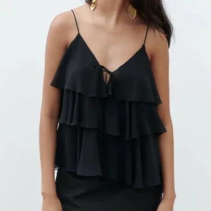 Zara blus - Säljer denna skit snygga blusen ifrån zara köpt för cirka ett år sedan men aldrig använt 🩷