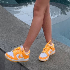 Nike Dunks - Nike Dunk Low i färgen laser orange. Använda några få gånger så fortfarande väldigt fint skick. Säljer för 600, nypris ca 3000. Pris går att diskutera. Storlek 38,5✨