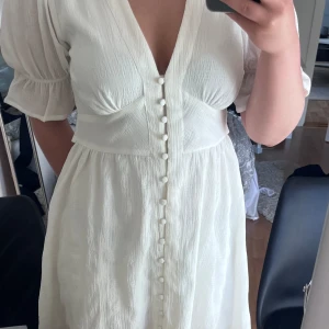 Vit klänning  - säljer nu denna vita klänningen perfekt till studenten, klänningen är oanvänd med prislappen kvar 💞