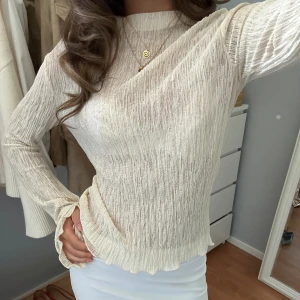 Blus - Blus från Gina tricot. Fint skick men ett hål i armen (bild 3), dock inget som blivit signifikant större i samband med användning. 