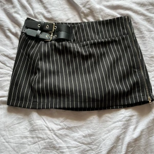 Kjol - Kort minikjol som tyvärr inte kommer till användning 💗