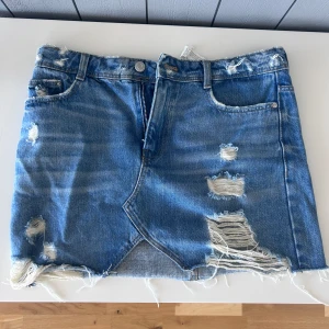 Jeans kjol  - Jeanskjol från Zara med slitningar, säljer då den är lite tight för mig. Storlek S🩵