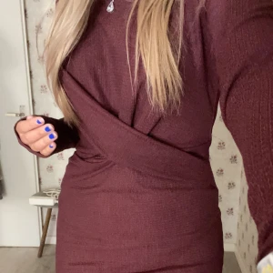 Klänning - Vinröd Klänning från bubbleroom, användt 1 gång köpte förra året för 599💓 storlek S, passar fint till fina middagar eller vad som helst. Pris går att diskutera💓