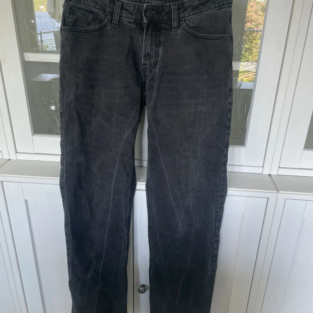 Säljer nu dessa svarta lågmidjade jeans från Stay och köpt på Carlings. Säljer för att jag inte gillar hur dom sitter på mig. Super fina i både färg och skick! Tveka inte på att höra av er vid frågor!. Jeans & Byxor.