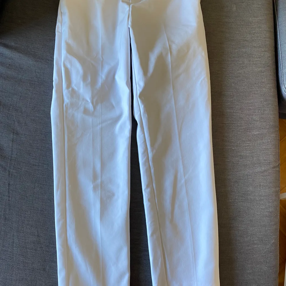 Vita kostymbyxor från Cubus i storlek Xs. Finns att hämta i Göteborg eller kan skickas. Pris: 40kr.  Behöver ev en tvätt med lite rengöringsmedel pga lite små fläckar.   #kostymbyxor #costumepants #göteborg #gothenburg #gbg #sweden #sverige #byxor . Jeans & Byxor.