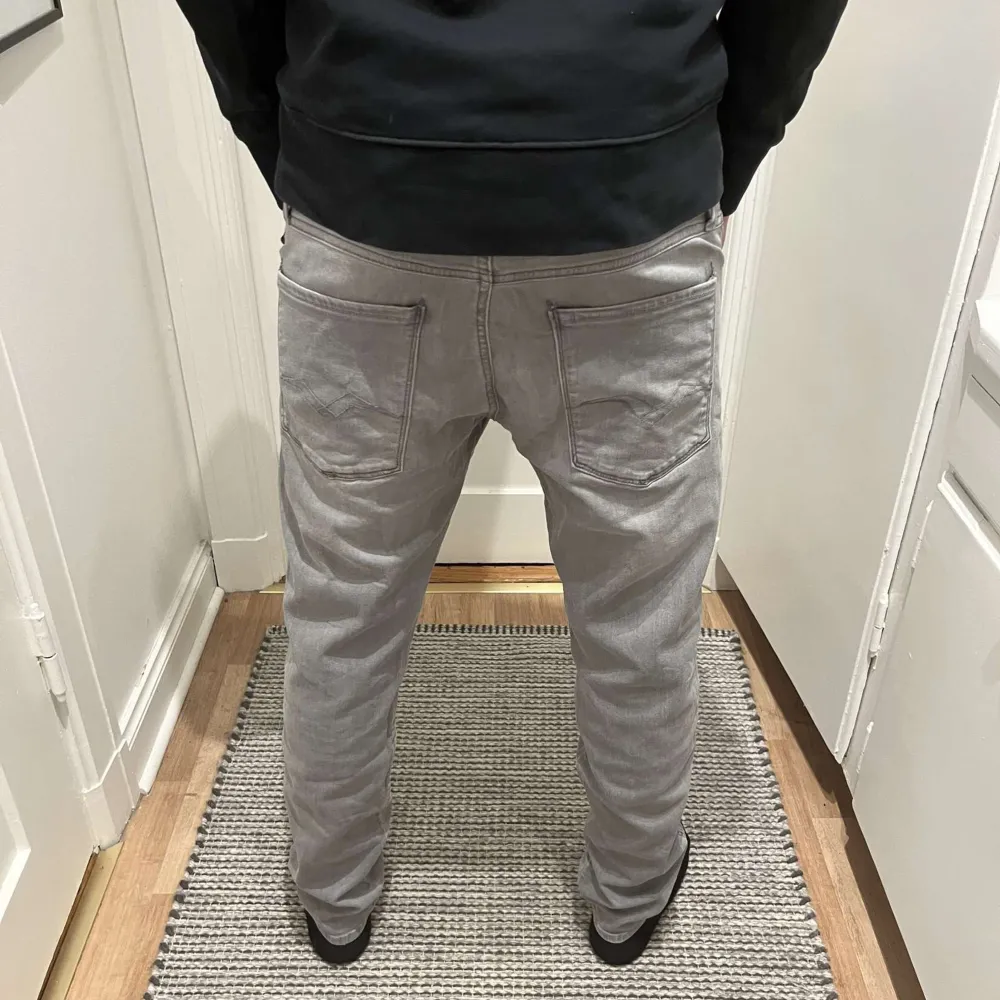 Grå replay jeans- storlek 31/32-modell Anbass-nyskick-inga defekter-killen på bilden är 183 och väger ungefär 65kg. Jeans & Byxor.