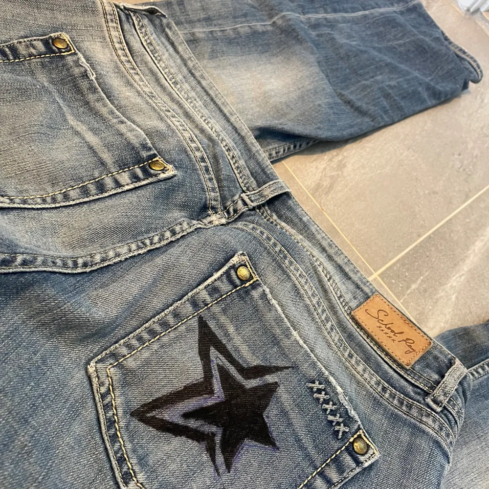 Säljer dem här lågmidjade byxorna som jag fick från en kompis, har jättefin passform men stjärnan är ritad.  Pris går att diskuteras . Jeans & Byxor.