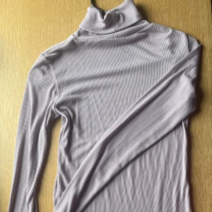 Lila polo - Jättefin och tunn lila polo, använd en gång🌸