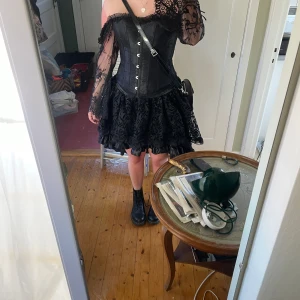 Goth klänning  - Klänning som är uppdelad i två så kjolen och korsetten sitter inte ihop så kan användas även separat 