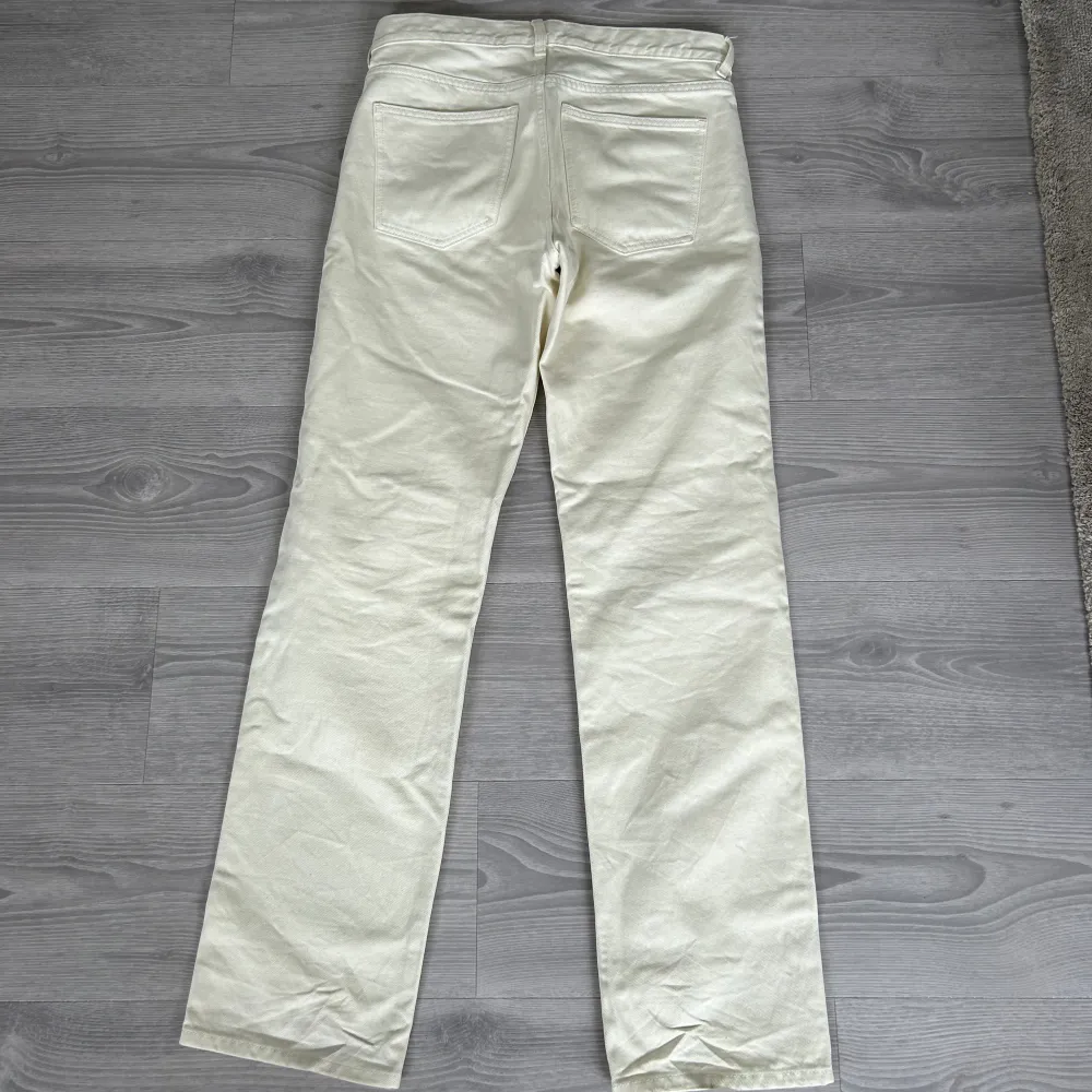 Créme vita jeans från Arket (model W004) i storlek W28, använda endast fåtal gånger. Lite långa på mig som är 164 cm lång. Köpare står själv för frakten!. Jeans & Byxor.