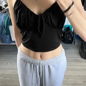 Svart linne  - Säljer mitt svarta linne från Bik Bok i storlek som har jag har använd typ 5 gånger! 