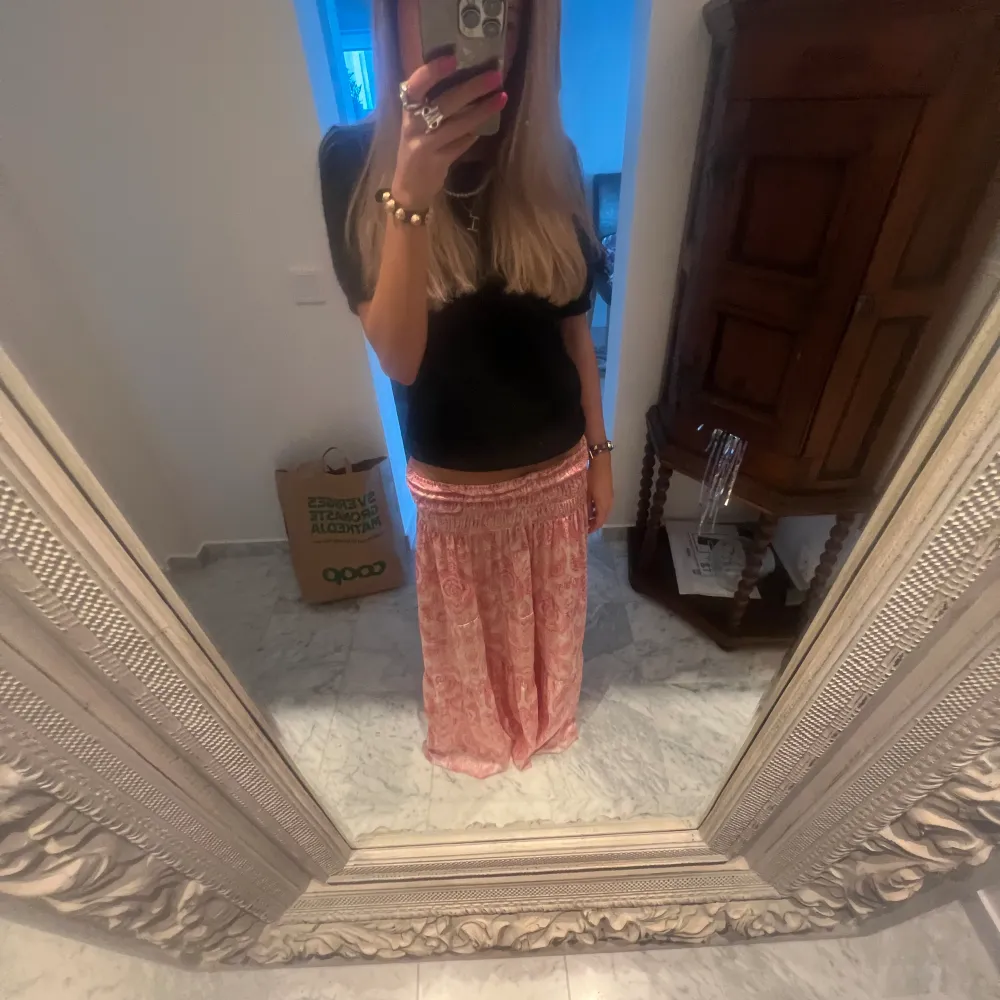 Säljer denna super fina maje kjol i bra skick perfekt för sommaren skolavslutning osv💕Storlek 42 men det för längden passar mig som har storlek xs i midjan men rö stretchig så skulle säga att den passar upp till m är 164. Hameet.