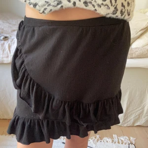 Volang kjol  - Säljer denna svarta volang kjol som tyvärr inte kommit till användning längre, konyakta för mer info!!❣️❣️❣️