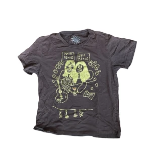 t-shirt - en riktigt snygg t-shirt som säljs för 250kr. storlek: M i dam