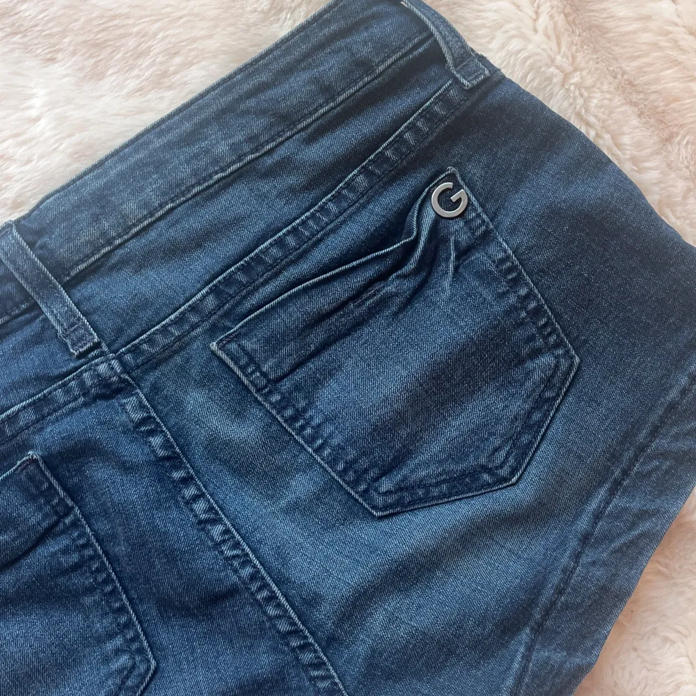 Säljer äkta GUESS shorts som är lågmidjade!! De är lite stora i midjan, de är inget fel på dom💘. Shorts.