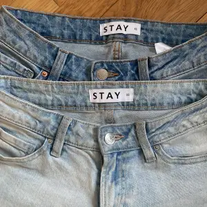 2 styckna jeans från stay i exakt samma modell men olika färger.💗 De är uppsydda och passar någon som är  155-160 cm. 💕 skickar gärna fler bilder.💗