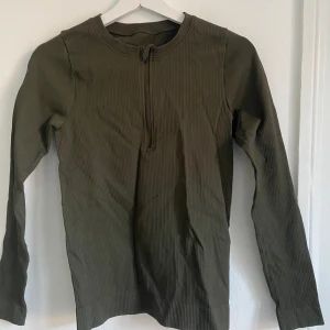 Träningstopp  - Ribbad träningstopp, passar s/m.