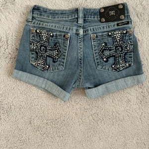 Miss me shorts  - Säljer dessa asnygga miss me shorts som tyvärr var för små för mig. Storleken är 31 men skulle säga att den är mycket mindre än det, cirka 27/28.  Midjemått: 80cm 