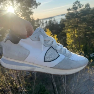 Philippe Model ”TRPX” - Jag säljer mina Philippe model trainers i modellen ”TRPX”. | De är i fint skick och rena, men förekommer små fläckar. | En del av skosnöret är lite sönder (se bild). | Endast skorna ingår. | Storlek 39 men passar 40-41, 26,5cm insole length. Kan byta