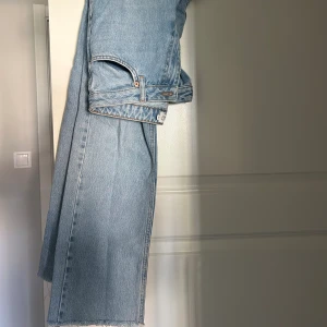 Jeans NA-KD  - Ett par använda med väl omhändertagna jeans från NA-KD. Perfekta högmidjade jeansen som inte sitter allt för tajt eller för löst! Ser större ut på bilden än vad dem är