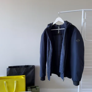 Replay Bomberjacka - Supermjuk och stilig blå jacka! Nästan oanvänd eftersom storleken inte passade mig. Snygg och bekväm, passar för alla tillfällen. Material: 100% Polyester. Nypris är ca 3000 kr. Storlek: XL/XXL. 