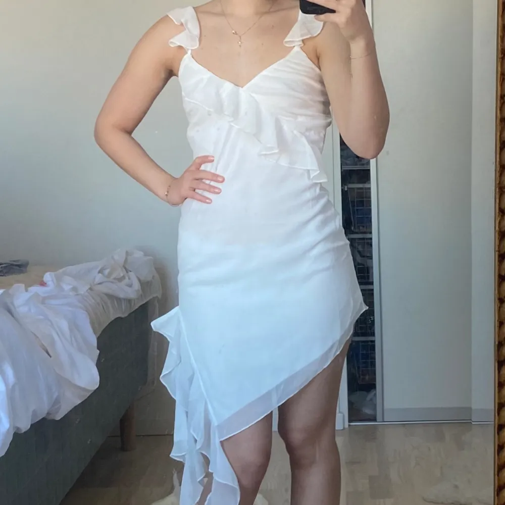 Helt nytt skick! Så fin vit klänning, skulle passa som studentklänning❣️ . Klänningar.