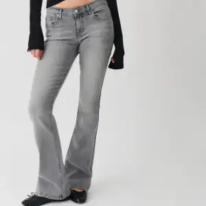Gråa Lågmidjade jeans ifrån Gina, andvänd 2 gånger så nästan som nya! Ny pris 499kr. Storlek 36. Skriv om ni har funderingar.❤️
