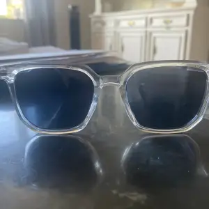 Ett par snygga solglasögon i nyskick 