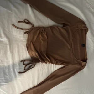 Somrig topp - Tröjan är mer åt det rosa hållet än vad det ser ut på bilden, använd få gånger så är i bra skick Om du vill ha fler/bättre bilder så är det bara att skriva ett meddelande så skickar jag gärna!