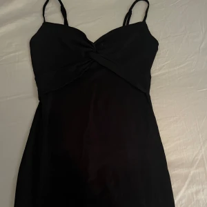 klänning med detalj  - Super snygg klänning som sitter bra, i bra skick  Om du vill ha fler/bättre bilder så är det bara att skriva ett meddelande så skickar jag gärna!