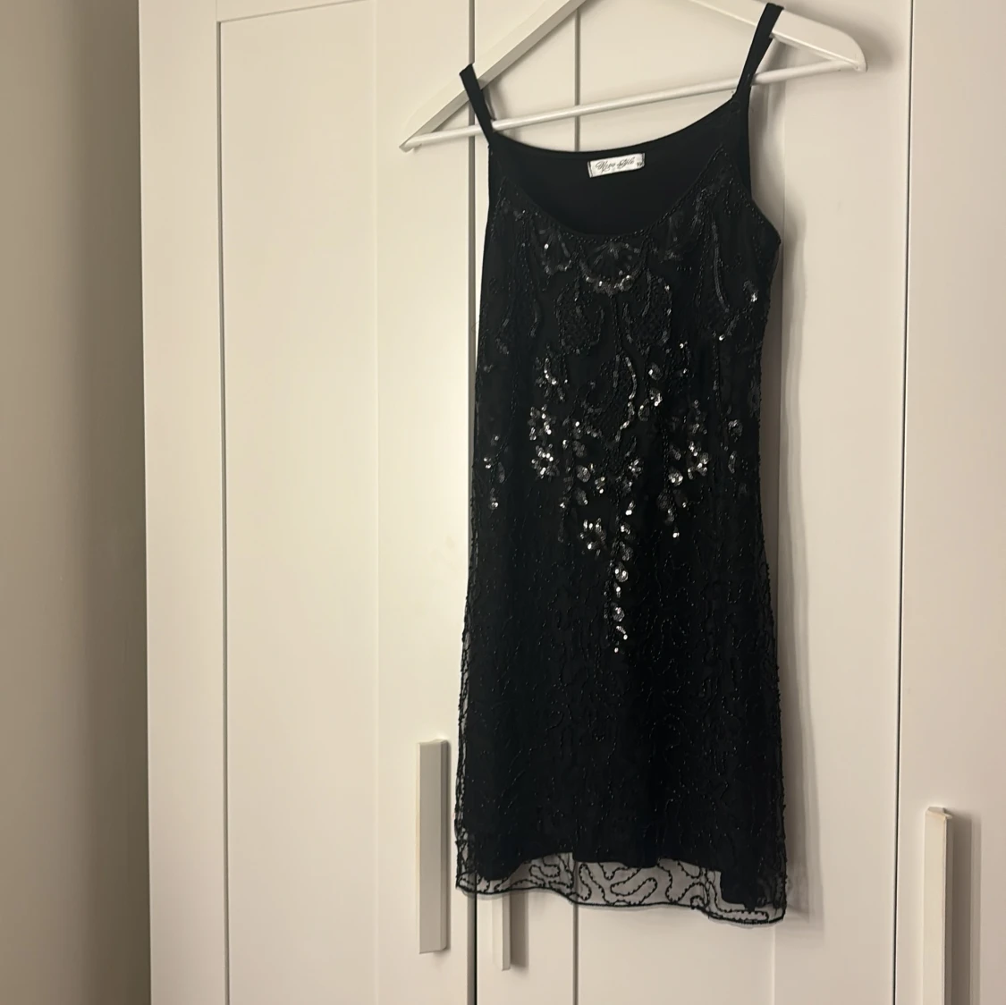 Kort svart glittrig klänning