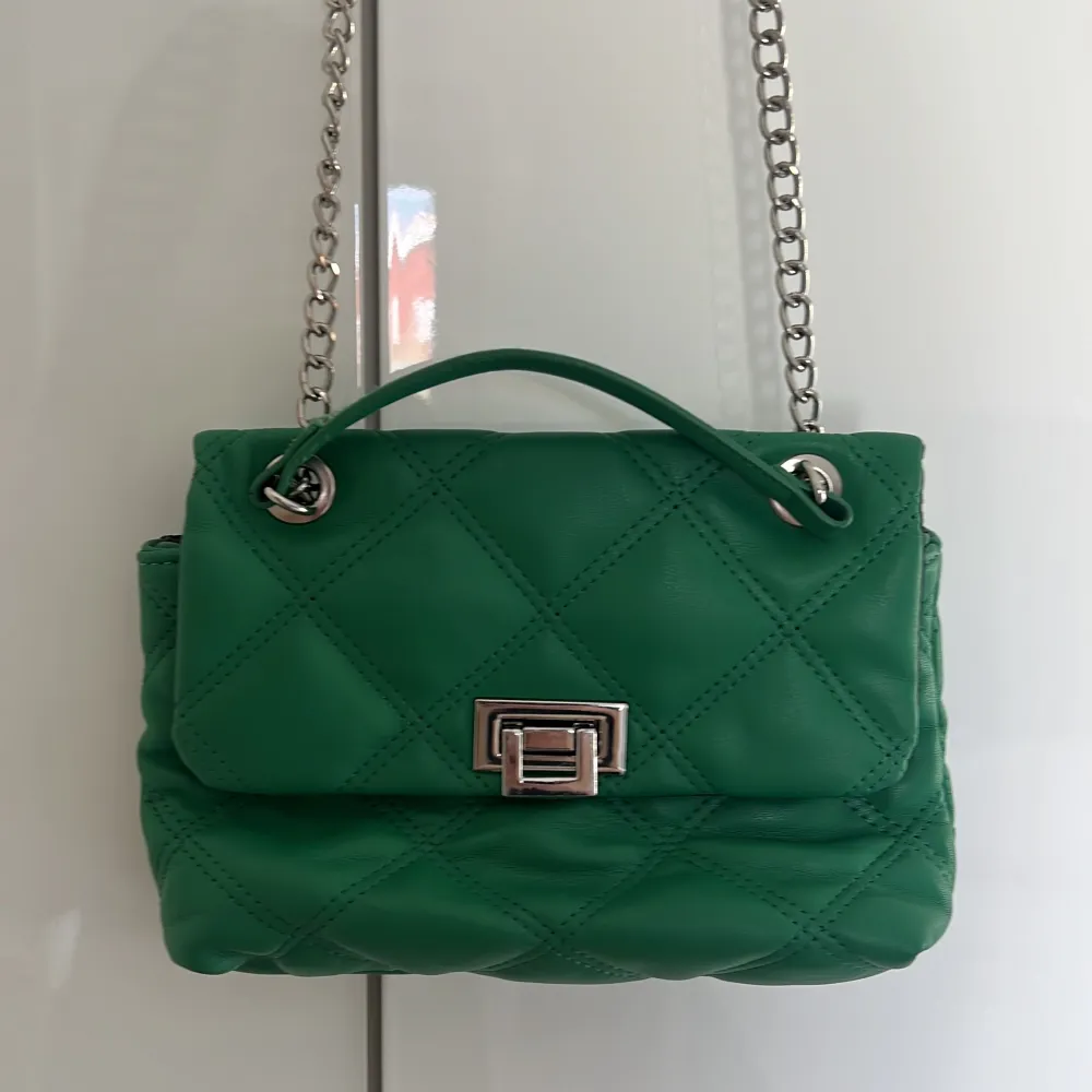 Grön väska från stradivarius. Använd fåtal gånger i fint skick🥰🥰. Väskor.