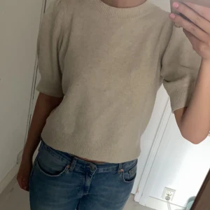 Vero Moda tröja - Beige Vero Moda tröja, säljer för att jag knappt använder den längre ☺️