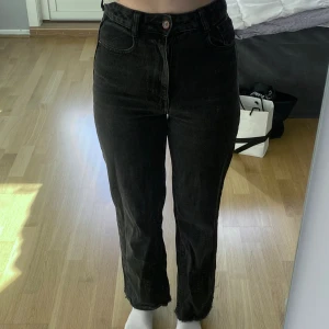Straight jeans från Zara - Säljer mina svarta jeans från Sara då de är för små. Har varit mina absoluta favoriter och satt superbra på alla sätt. De är lite avklippta men passar dig som är under 165, pris kan diskuteras 🩵💙